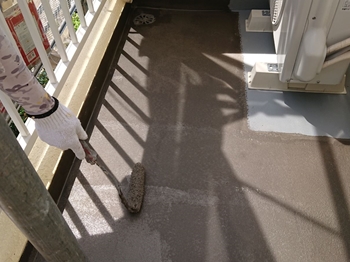 ベランダ　防水下塗り.JPG