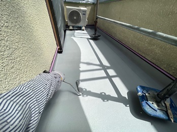 堀内浩一様邸_20230420_20230420_084_ベランダ_防水中塗り.jpeg