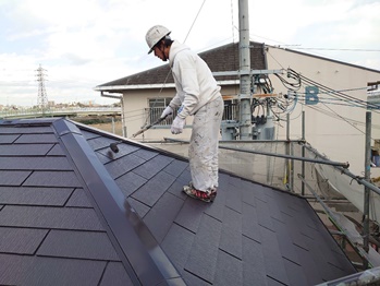 角田和弘_20220207_0035_屋根_遮熱サーモF塗布２回目.jpeg