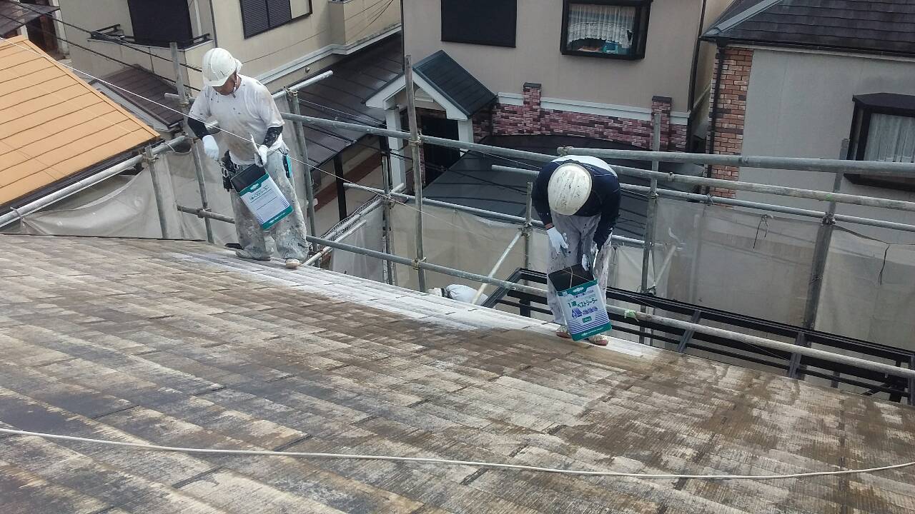 026屋根シーラー一回目.jpg
