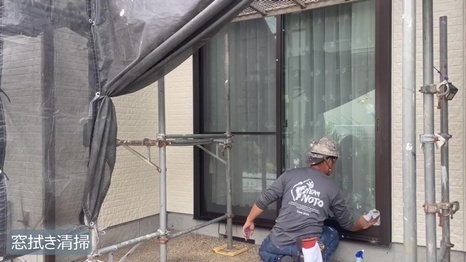 I様 - frame at 14m17s窓拭き清掃.jpg