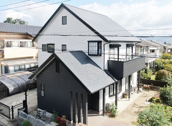 外壁　日本ペイント パーフェクトトップ　屋根　日本ペイント シリコンベストで塗り替えさせていただきました。