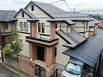 外壁　日本ペイント パーフェクトトップ　屋根　日進産業 ガイナで塗り替えさせていただきました。