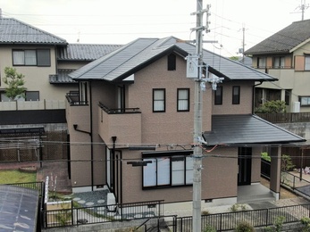 屋根・日本ペイント ファインパーフェクトベスト、外壁・アステックペイント シリコンREVO1000で施工させていただきました。