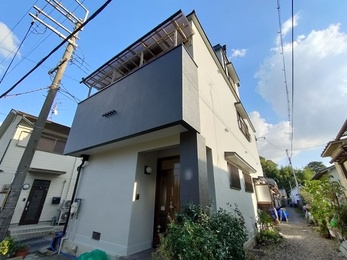 屋根・日本ペイント ファインパーフェクトベスト、外壁・アステックペイント シリコンREVO１０００で施工させていただきました。　　　　　　