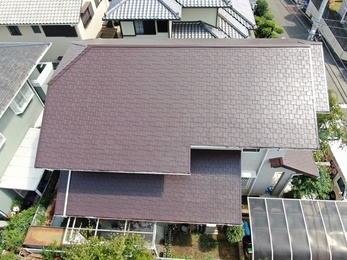 屋根・スーパーシャネツサーモSiで施工させていただきました。