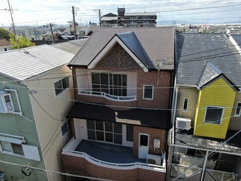 屋根・シャネツサーモSi、外壁・超低汚染プラチナリファイン2000Siで施工させていただきました。