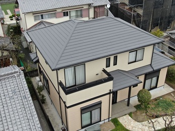 屋根・スーパーガルテクト、外壁・超低汚染プラチナリファイン２０００Siで施工させて頂きました。